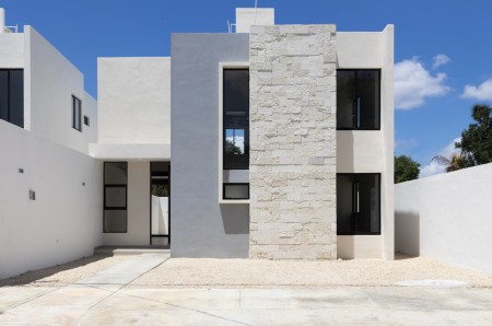 Casa en venta en chichi suarez de 3 recamaras una en planta baja con alberca